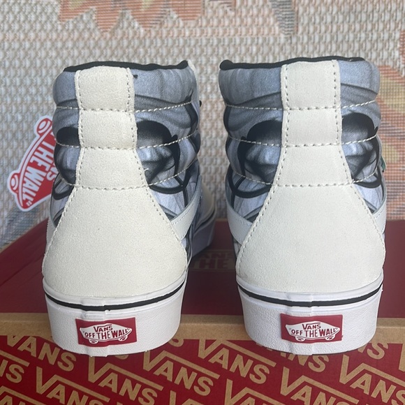 Vans WMNS Comfycush Sk8-Hi
After Dark White/Black
VN0AZTNOYB2
Sneakers - Picture 14 of 16